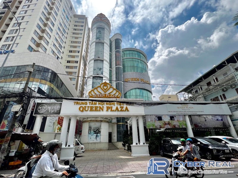 Queen Plaza